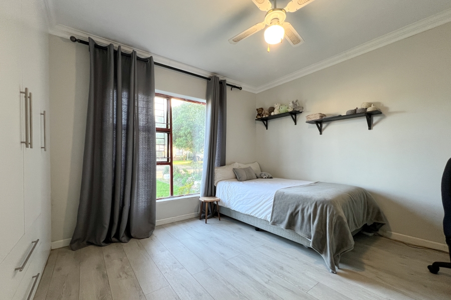 5 Bedroom Property for Sale in Vredekloof Western Cape